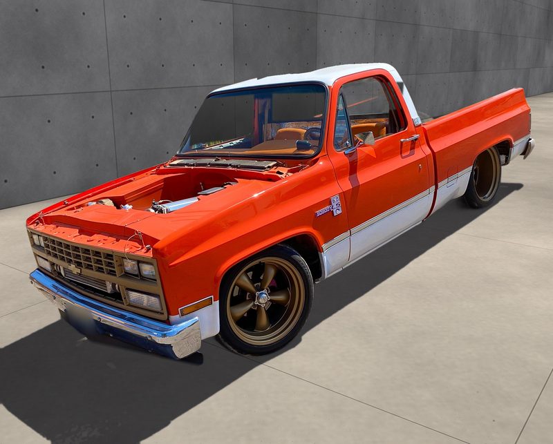 Square body naranja y blanca con rines dorados, terminada
